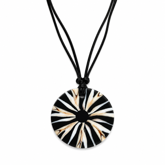 Collier nacre sur cordon velour chez Arabesk