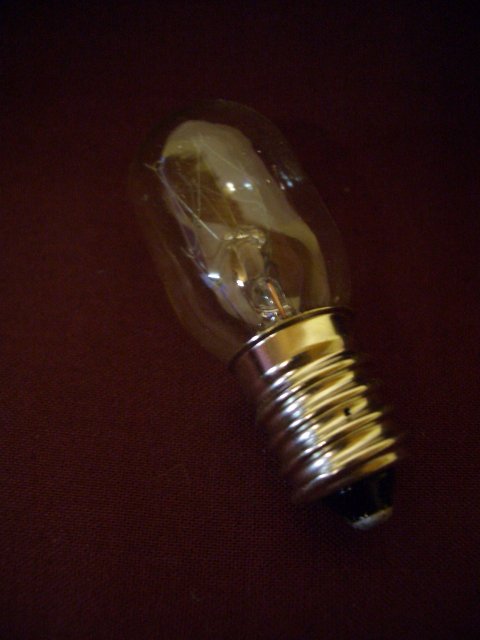 Ampoule 15W culot à vis standard E14 chez Arabesk