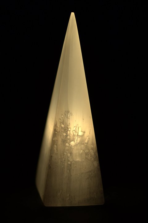 Lampe en Sélénite Pyramidale 28cm 2-2.5Kg chez Arabesk|cz
