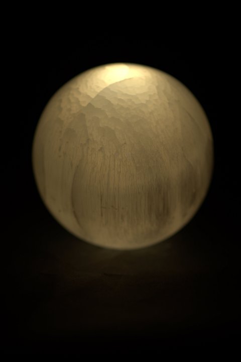 Lampe en Sélénite Sphérique 15cm 3,5Kg chez Arabesk|cz