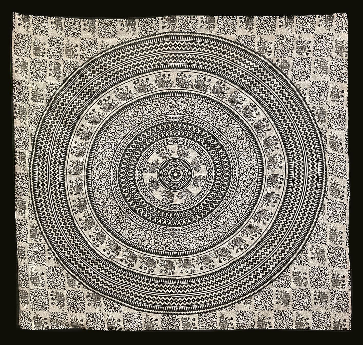 Tenture Mandala & Eléphants Noir et Beige chez Arabesk