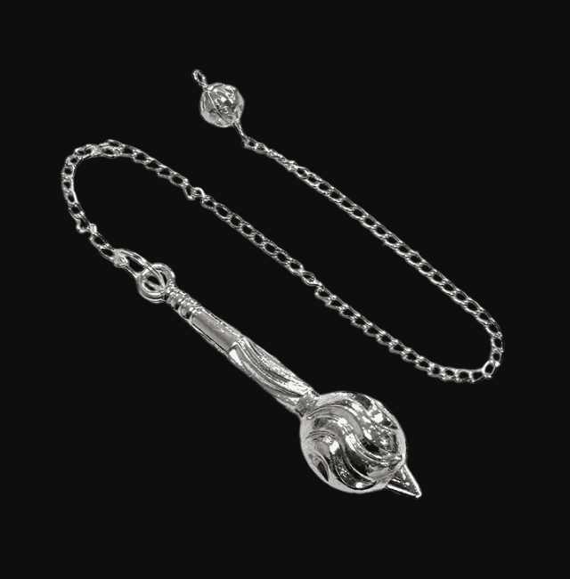 Pendule en laiton argenté chez Arabesk|cz
