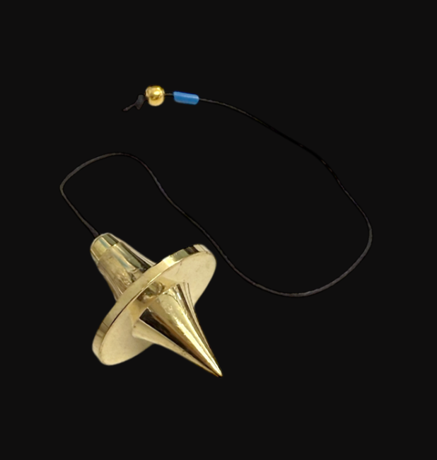 Pendule UFO en Laiton chez Arabesk|cz