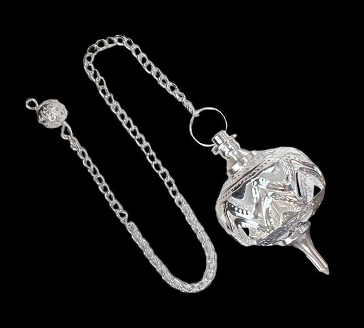 Pendule sphère  laiton argenté & métal ajouré chez Arabesk|cz