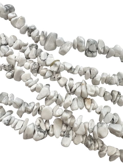 Howlite A chips 3-8mm sur fil 80cm chez Arabesk