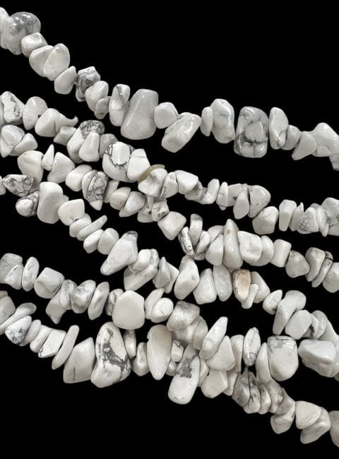 Howlite A chips 3-8mm sur fil 80cm chez Arabesk|cz