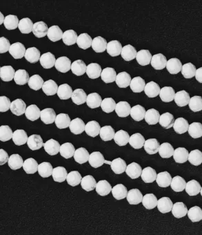 Korálkový náhrdelník z fasetovaných kuliček howlitu A 3 mm