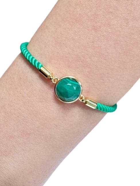 Bracelet Corde Laiton Malachite Rond Facetté 12mm chez Arabesk|cz